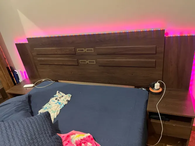 Cabeceira de cama com duas cômodas 