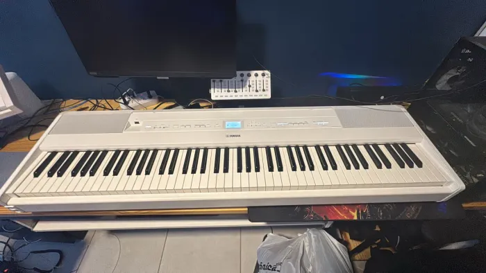 Teclado Yamaha p525 - menos de 30 dias de uso