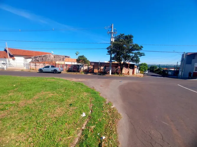 Terreno de esquina em área comercial a venda 