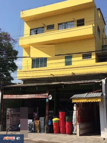 Prédio Comercial e Residencial em avenida.
