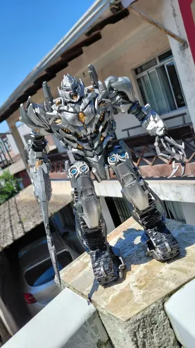 Boneco transformers Megatron