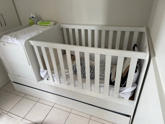 Berço com trocador e cama auxiliar 