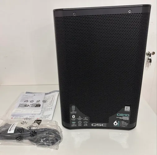 Caixa Ativa Portátil com Bateria Recarregável QSC CB10