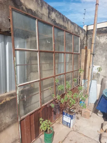 Portão com vidro em bom estado 2,40 X 2,10