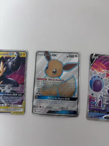 Conjunto de cartas de Pokémon raras