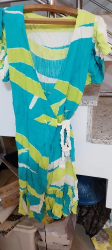 Vestido curto 100% viscose. Colorido
