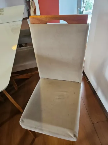 Mesa pés de madeira (1,15 X 0,80) e tampo de vidro + 4 cadeiras de madeira e suede bege