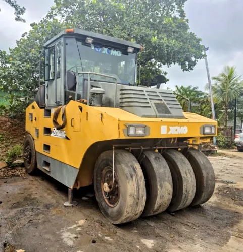 Rolo Compactador de Asfalto XCMG XP263 ano 2013, com 9 pneus, em SP