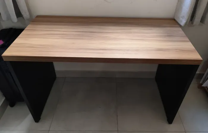 Mesa de estudo reforçada