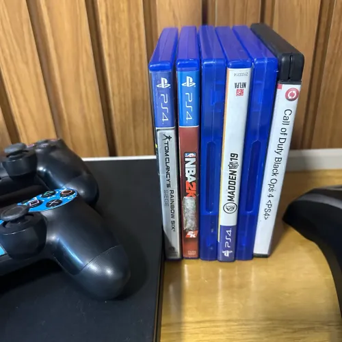 Ps4 slim com dois controles e 6 jogos mais jogos na memória