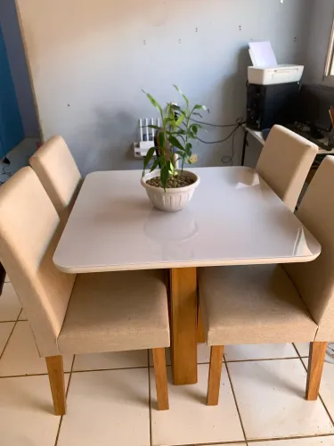 Mesa de jantar de vidro laqueada