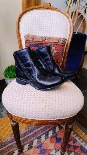 Bota Cano Curto de Couro Preta da Calzatto