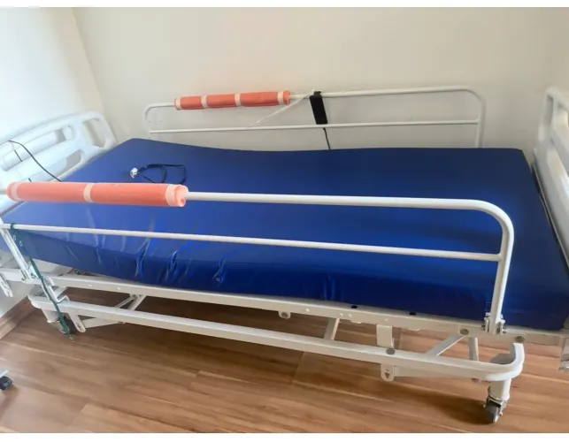 Cama hospitalar articulada com controle remoto