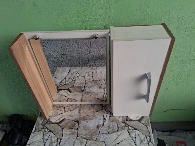 Vendo armário de lavatório de banheiro. 100 reais no dinheiro ou pix.