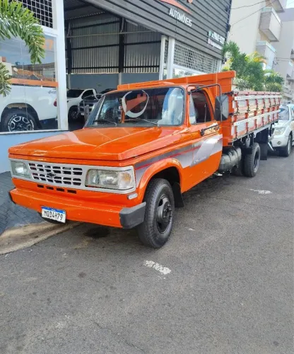 VENDE-SE CAMINHÃO CARROCERIA