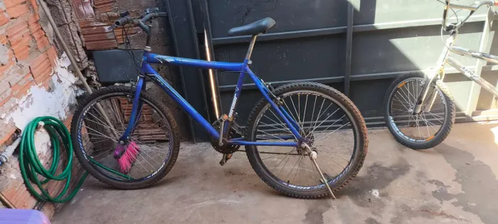 Bicicleta usada, mas funcionando tudo 