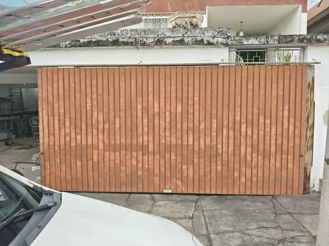 Portão de garagem de ferro, medindo 4,38 x 2,10m.