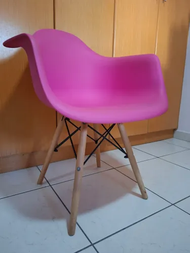 Cadeira Eiffel Rosa de Escritório