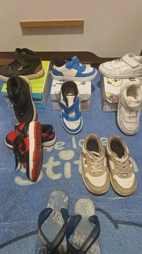 Lote de roupa e sapatos para meninos de 02 a 5 anos