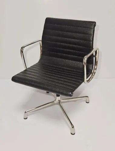 Miniatura Vitra Design Museum - Eames Aluminium Group (Charles & Ray Eames) - Couro Preto