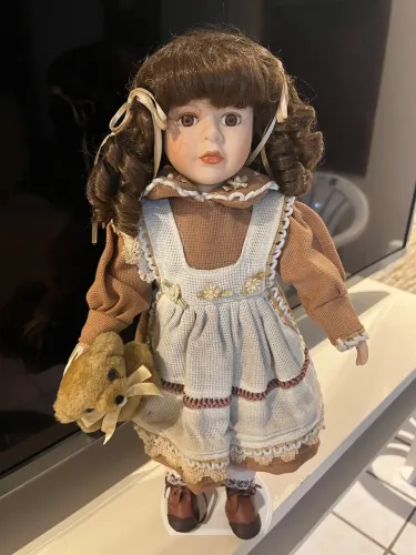 Boneca de porcelana lindíssima!