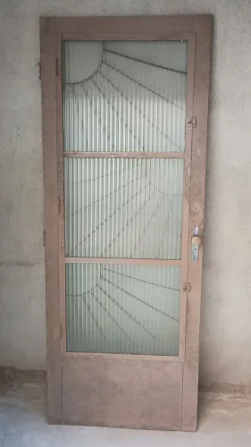 Porta de ferro usada com guarnição.