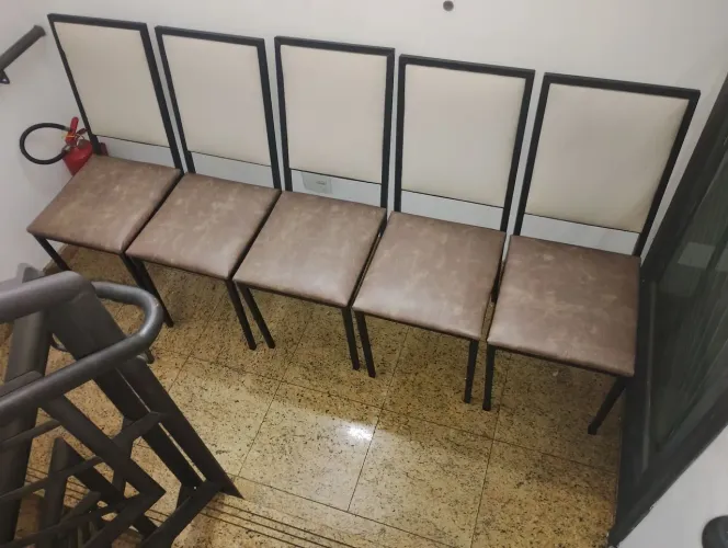 Conjunto de cadeiras de ferro com assento estofado