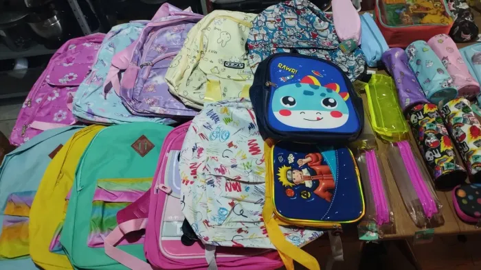 Fundo de loja Papelaria ( Mochilas e Estojos)