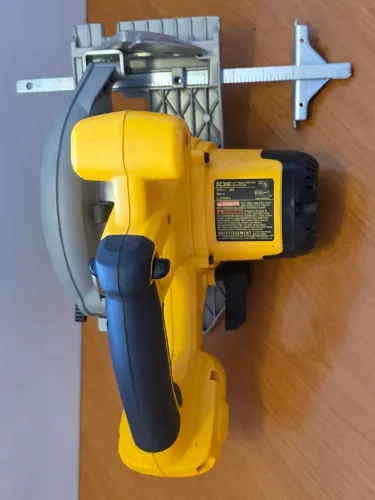 Serra circular sem fio DeWalt DC390 18V