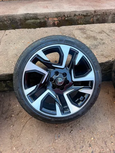 Vendo jogo de roda aro 22 265/40 Hilux Sw4 com mola Sport novas