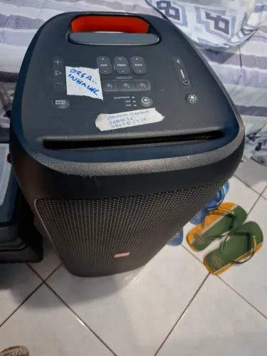 Caixa jbl 310 com defeito na placa.