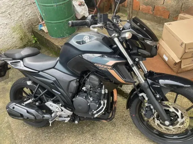 Vendo Fazer FZ 25 semi nova. Sem detalhes. KM BAIXÍSSIMO!!