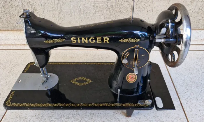 Máquina de Costura Antiga - Singer C15