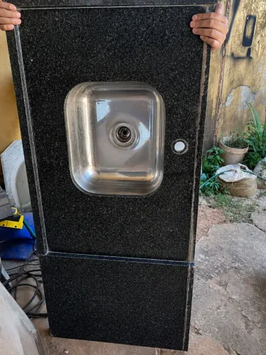 Bancadas de cozinha/ área gourmet, e banheiro disponíveis