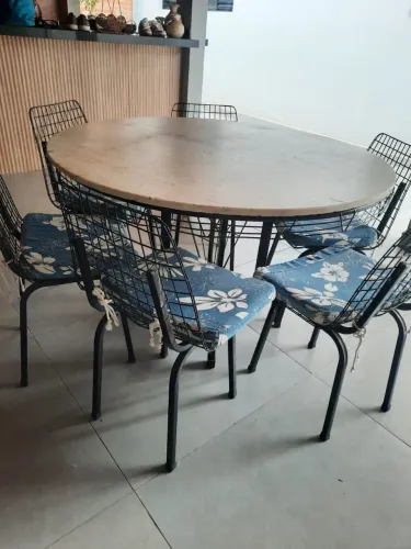 Mesa Redonda com Tampa de Mármore