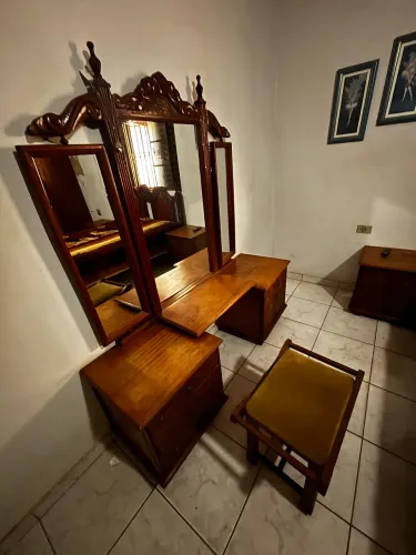 Penteadeira Clássica em Madeira com Espelho Triplo e Banqueta