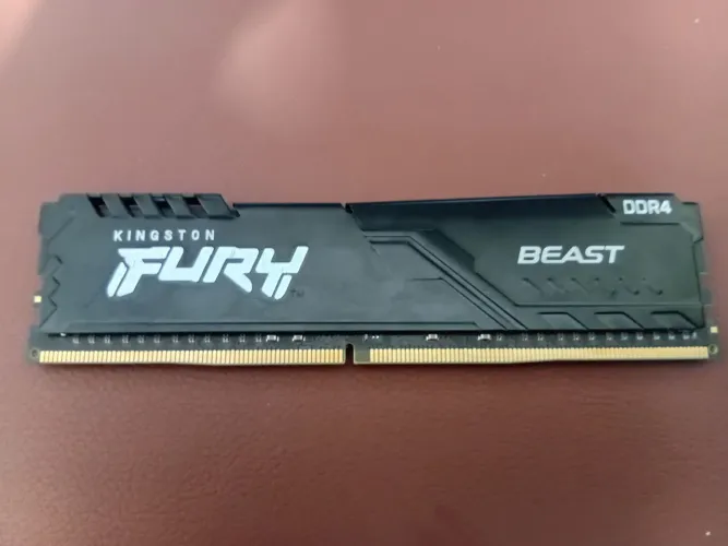 Vendo 1x pente memória RAM 16gb DDR4 Kingston Fury