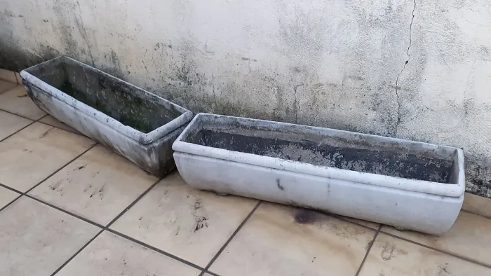 DOIS VASOS DE CIMENTO - JARDINEIRAS