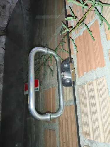 Porta de vidro completa com pichador e pivos