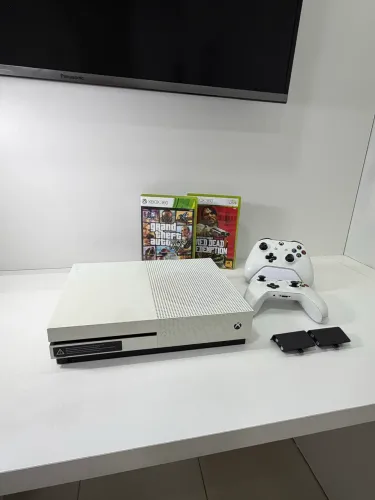 Xbox One S 1TB + 2 Controles