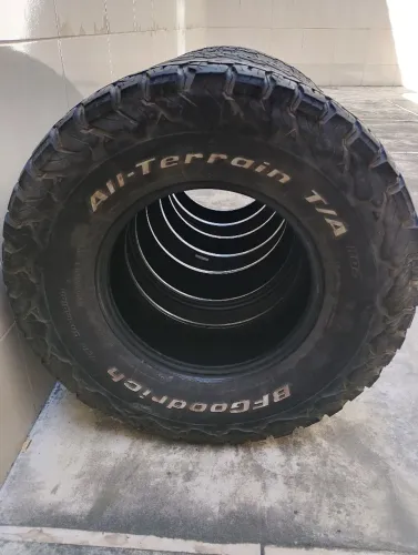 Vendo 4 pneus bf Goodrich 31x10,50r15 usados