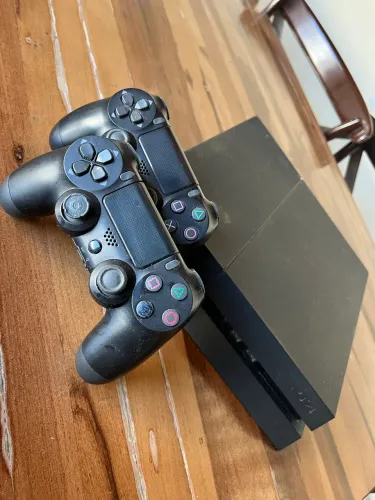 Ps4 Usado: 2 controles + base de carregamento.