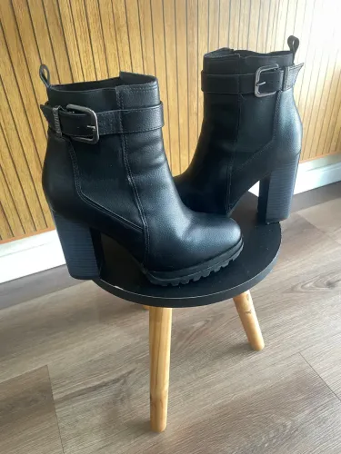 Botas e coturnos em excelente estado