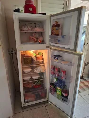 Vendo Geladeira consul semi nova gigante passo cartão chamar no WhatsApp * 220v