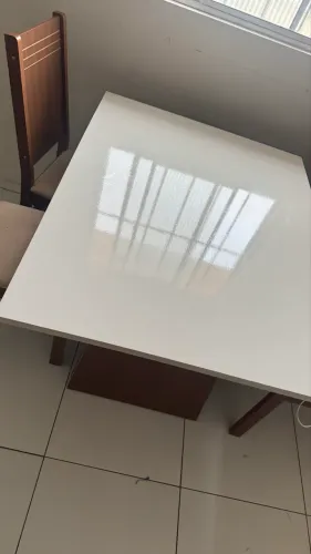 Vendo mesa de jantar para 4 lugares
