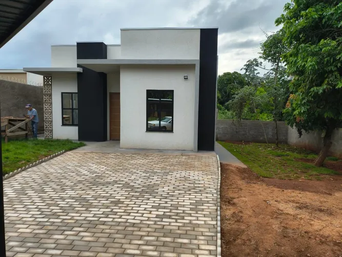 Casa térrea linda 3 quartos e quintal amplo