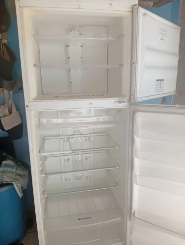 Vendo geladeira com defeito