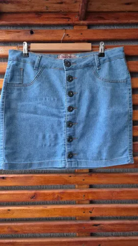 Saia jeans com lycra tam 46 com detalhe de fechamento em botão