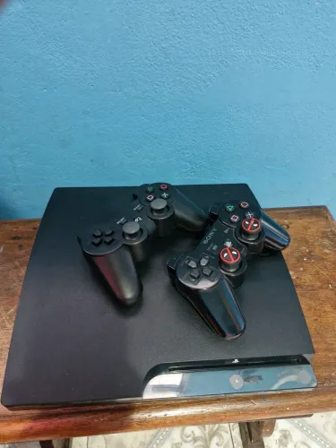 PS3 Slim 1TB Desbloqueado + 2 Controles