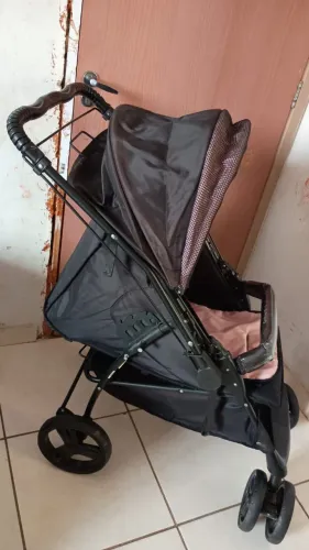 Carrinho de bebê Galzerano feminino.